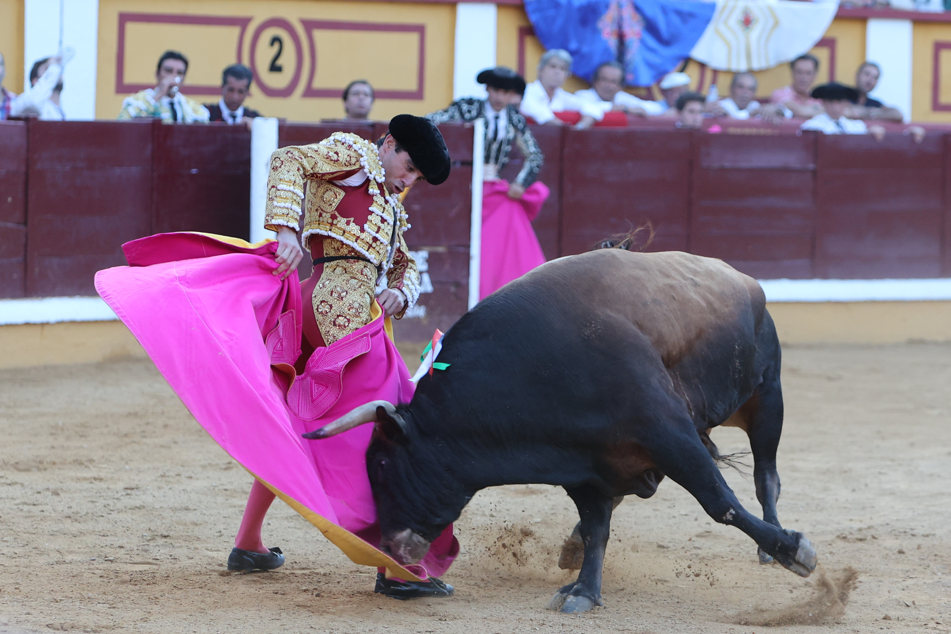 Badajoz, 23/06/2024.- El diestro Juan Ortega en su faena durante la corrida de la Feria de San Juan este domingo en la plaza de toros de Badajoz. EFE/ Jero Morales