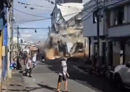 Casa de tres pisos colapsó en Pereira tras una semana del terremoto