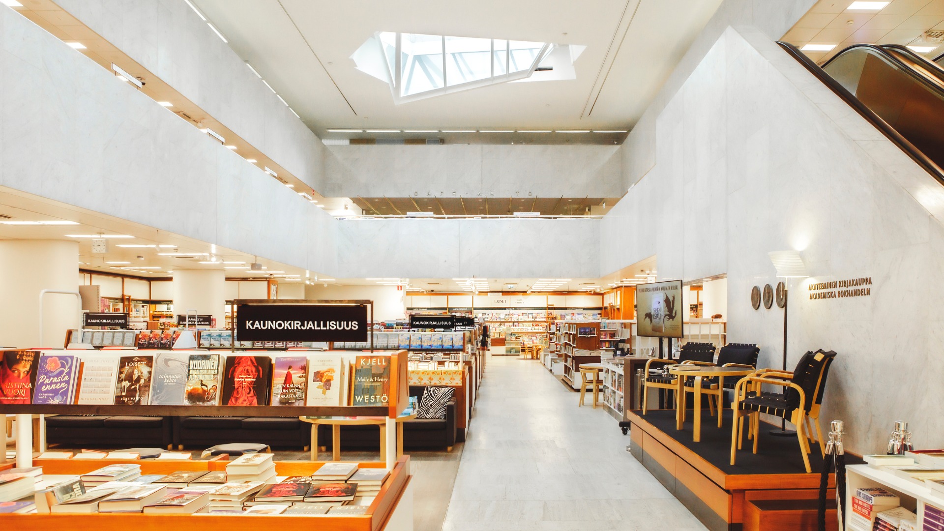 La Akateeminen Kirjakauppa es una librería emblemática diseñada por el arquitecto Alvar Aalto, donde la arquitectura moderna y la lectura se integran de forma única. Inaugurada en 1969 en pleno centro de Helsinki, capital de Finlandia, el espacio destaca por su amplio salón central revestido en mármol y bañado por luz natural que entra a través de tragaluces prismáticos. A pesar de su escala y materiales, el ambiente resulta acogedor, reforzado por sus cafeterías —como el Café Aalto— que convierten la visita en una experiencia tranquila, más allá de la compra de libros.