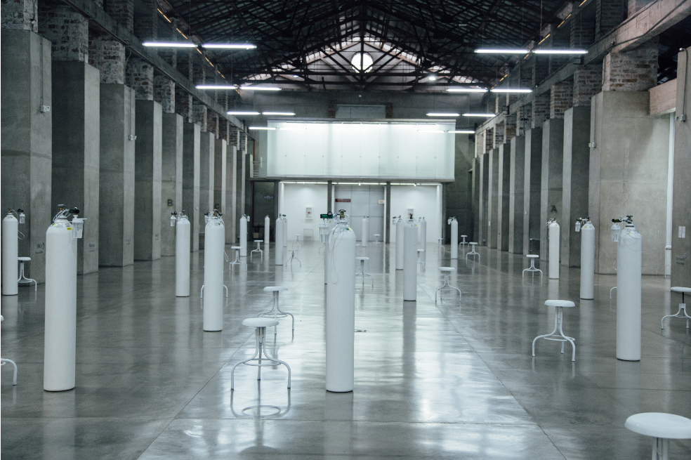 “Definición del horizonte”: una exposición que remueve la fragilidad que encarnan los cuerpos