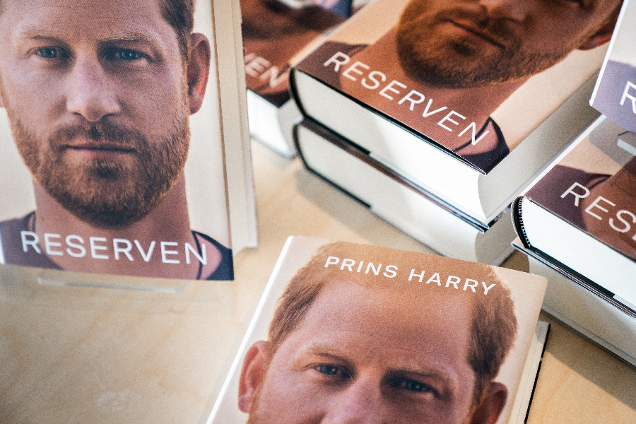 El polémico libro de las memorias del príncipe Harry salió a la venta