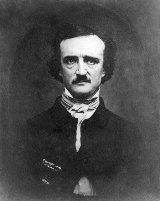 Aunque Edgar Allan Poe (foto) es reconocido por sus cuentos de terror también incursionó en la poesía. Su primer libro, publicado en 1827, títulado “Tamerlán y otros poemas” estaba compuesto por este género literario.