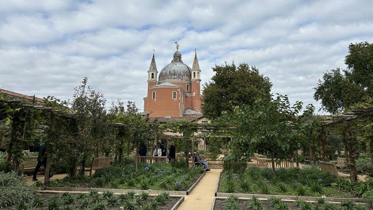 Todos los lugares restaurados por la Fundación son luego cuidados y conservados directamente por sus jardineros mediante programas específicos, síntesis de conocimientos antiguos y nuevas técnicas.