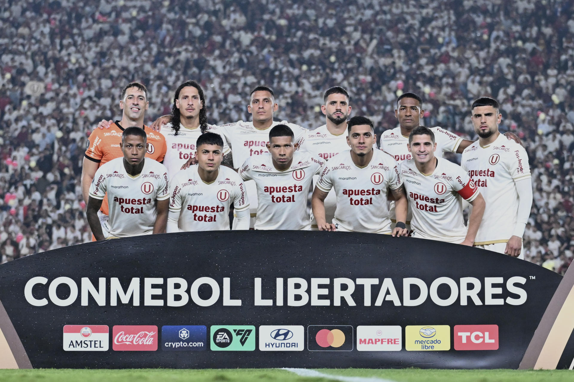 AME6118. LIMA (PERÚ), 08/05/2025.- Los jugadores de Universitario posan este jueves, en un partido de la fase de grupos de la Copa Libertadores entre Universitario e Independiente del Valle, en el estadio Monumental U Marathon, en Lima (Perú). EFE/ Paloma Del Solar