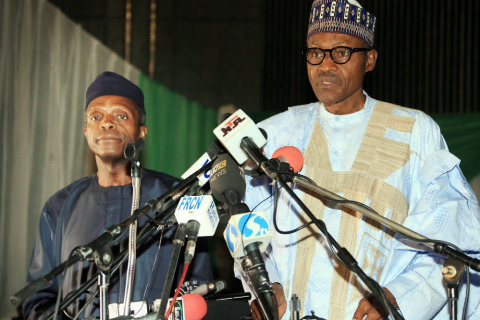 El presidente de Nigeria, el general Muhammadu Buhari (d) y su vicepresidente, el profesor Yemi Osinbajo. /Agencia EFE