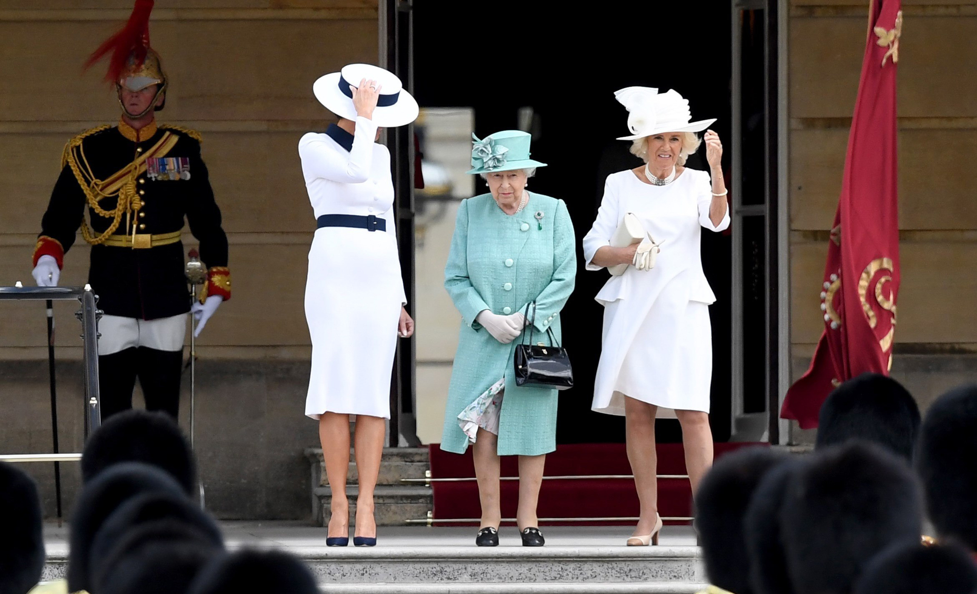 De izq a der: Melania Trump, reina Isabel II yla duquesa de Cornualles.