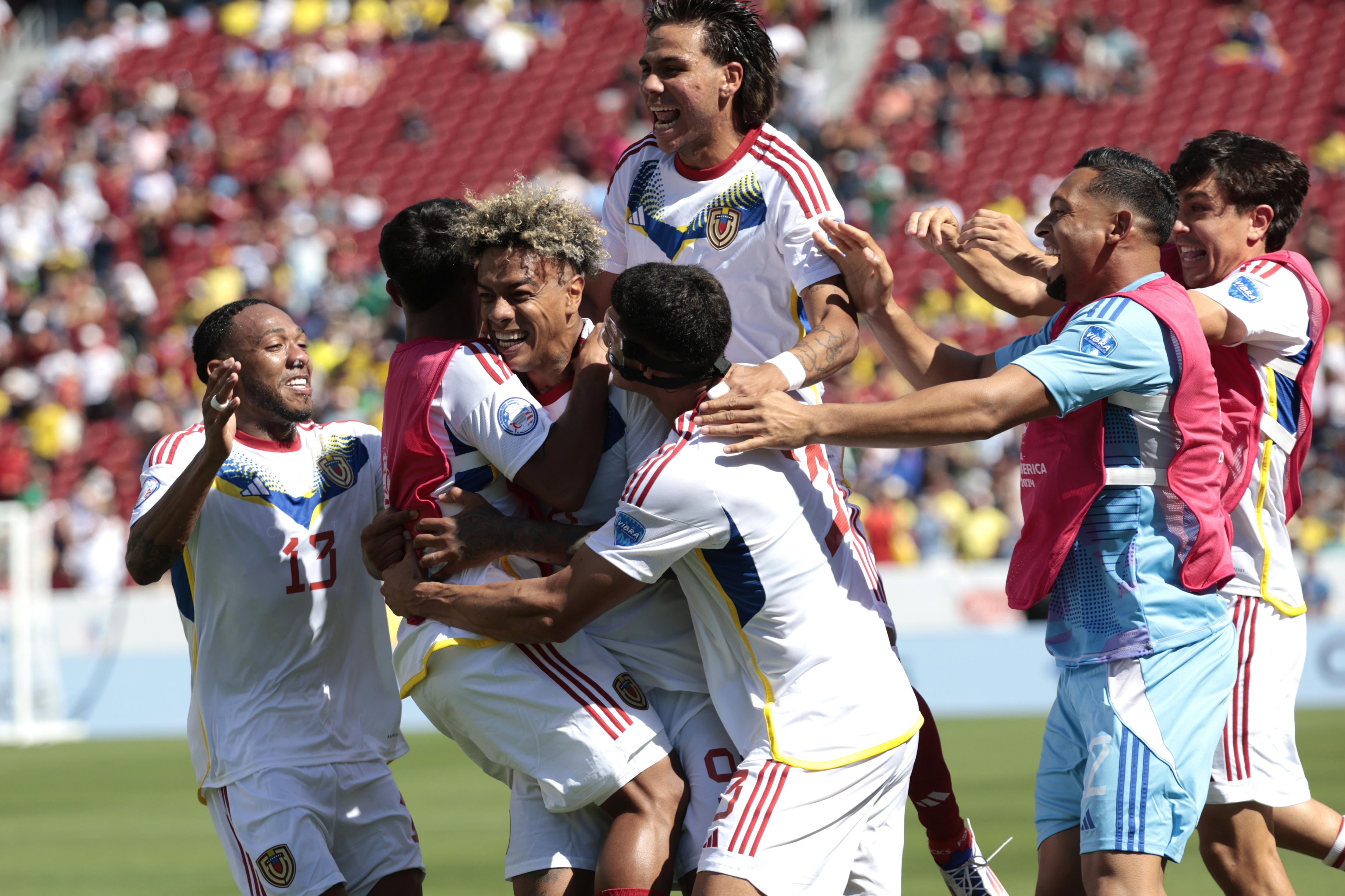 Santa Clara (United States), 22/06/2024.- Venezuela forward Jhonder Cadiz (C) is mobbed by teammates scoring against Ecuador during the CONMEBOL Copa America 2024 group B match between Ecuador and Venezuela, in Santa Clara, California, USA, 22 June 2024. EFE/EPA/JOHN G. MABANGLO