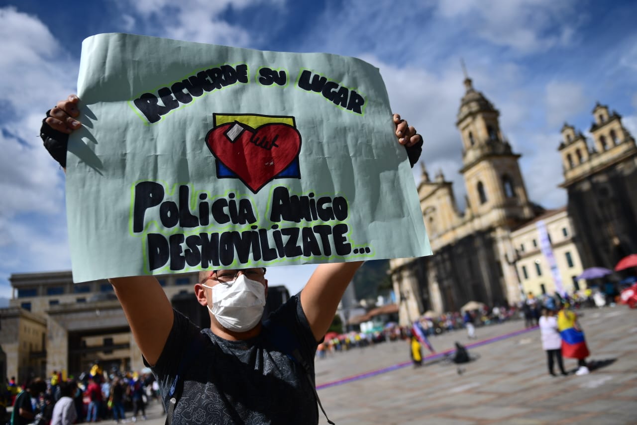 La mayoría de los mensajes de los manifestantes hacen referencia a las denuncias por abuso policial que se han hecho. Según la ONG Temblores, hasta el 18 de mayo se reportaron 2387 casos de violencia policial durante el Paro Nacional.