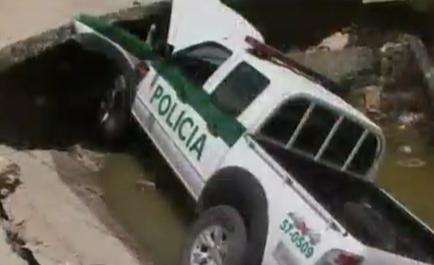 En Barranquilla, hueco se tragó una patrulla de Policía