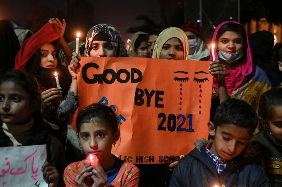 Activistas de la Fundación Baba Bulleh Shah sostienen velas durante una vigilia para dar la bienvenida al Año Nuevo en Lahore, Pakistán.