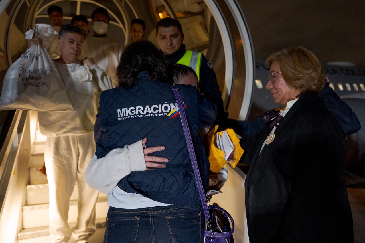 Canciller Villavicencio recibió a 110 colombianos retornados de EE. UU. en vuelo humanitario
