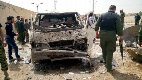 Policías sirios inspeccionan el lugar de una explosión, en la entrada de la ciudad de al-Diabiyeh en Damasco, Siria.