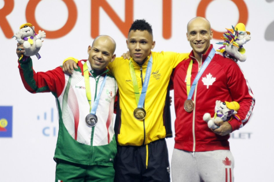 Luis Javier Mosquera (centro) ganó medalla de oro en pesas. / Cortesía COC