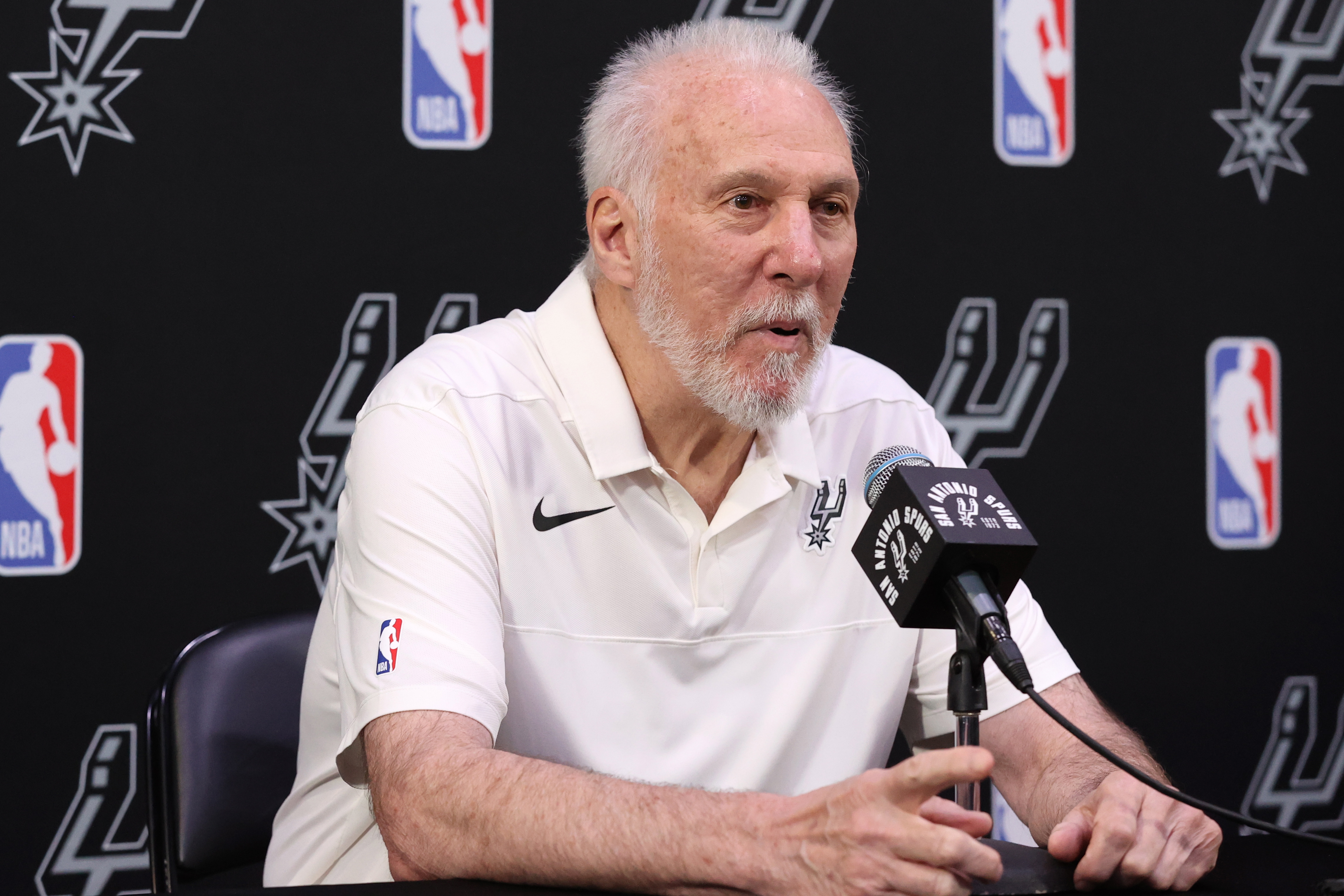 Popovich, entrenador de los Spurs de la NBA, estará ausente tras sufrir un derrame