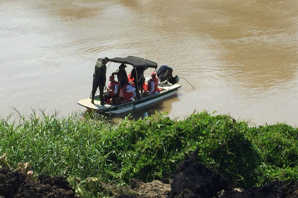 Hallan cuerpo de bebé que habría sido lanzado al río Cauca por su padre