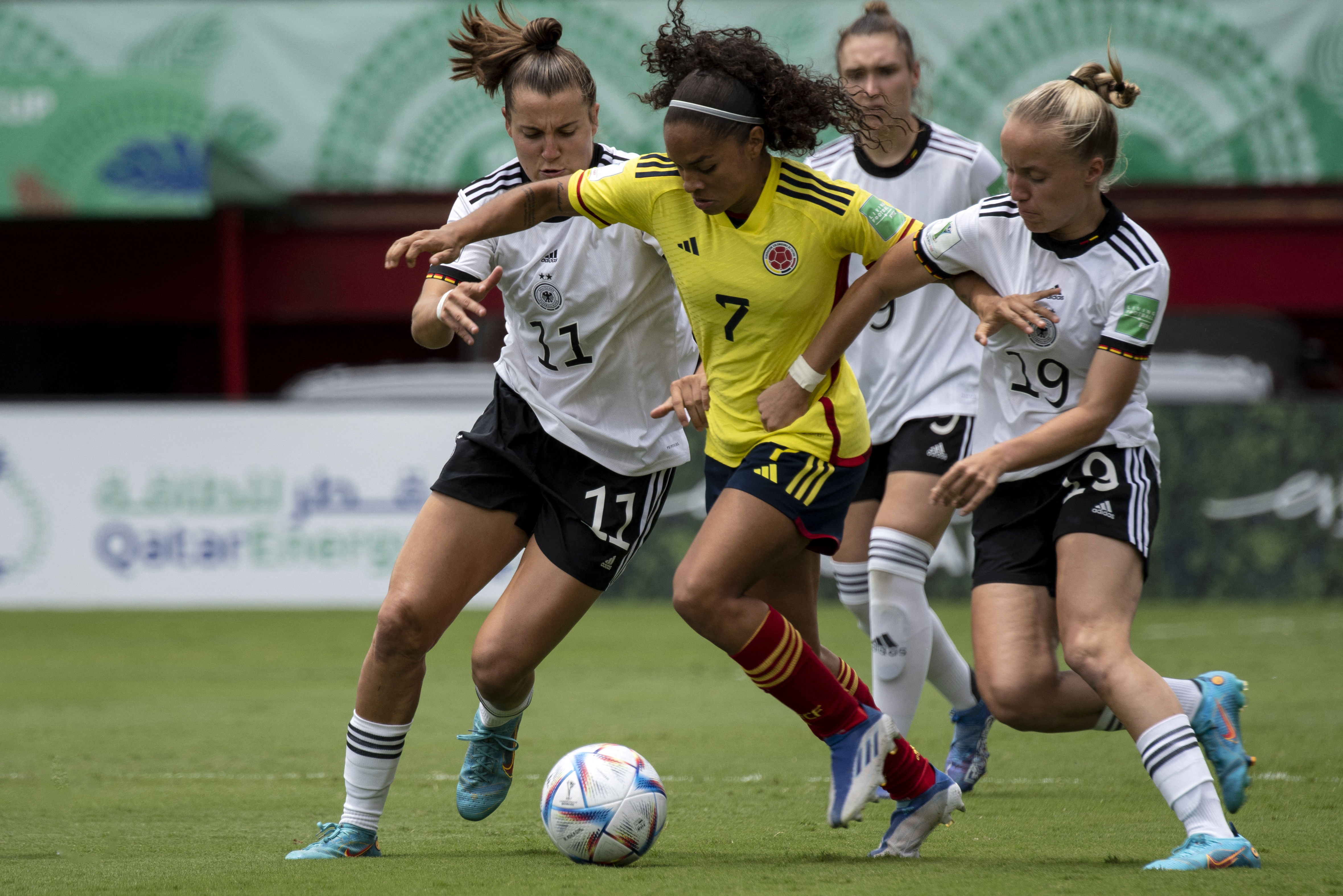 Gisela Robledo (C), una de las figuras de la selección de Colombia sub-20.