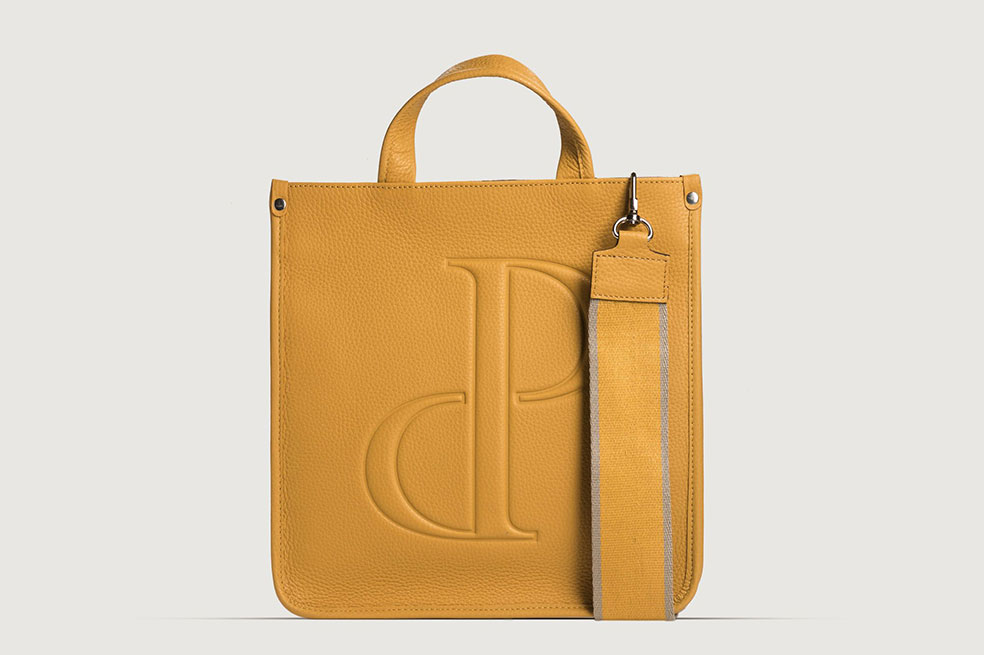A la marca argentina Prüne la inspira la mujer real, contemporánea y que busca su individualidad. Los accesorios son cada vez más poderosos para marcar el estilo propio y justo en eso se especializa esta marca de carteras, maletines, billeteras, zapatos y correas. Sus productos están disponibles en el Centro Comercial Andino y en El Retiro.