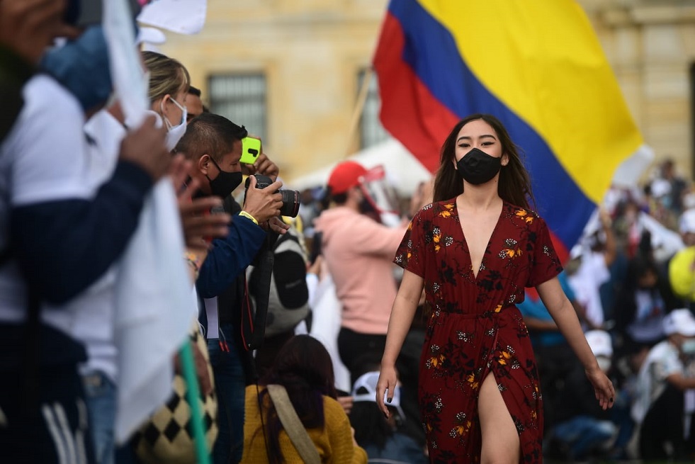 Entre los productos que fabrican y comercializan Tejiendo Paz y Manifiesta hay kimonos, chaquetas unisex, pañoletas, vestidos y capas. Durante la emergencia sanitaria por el Covid-19, también fabricaron tapabocas.