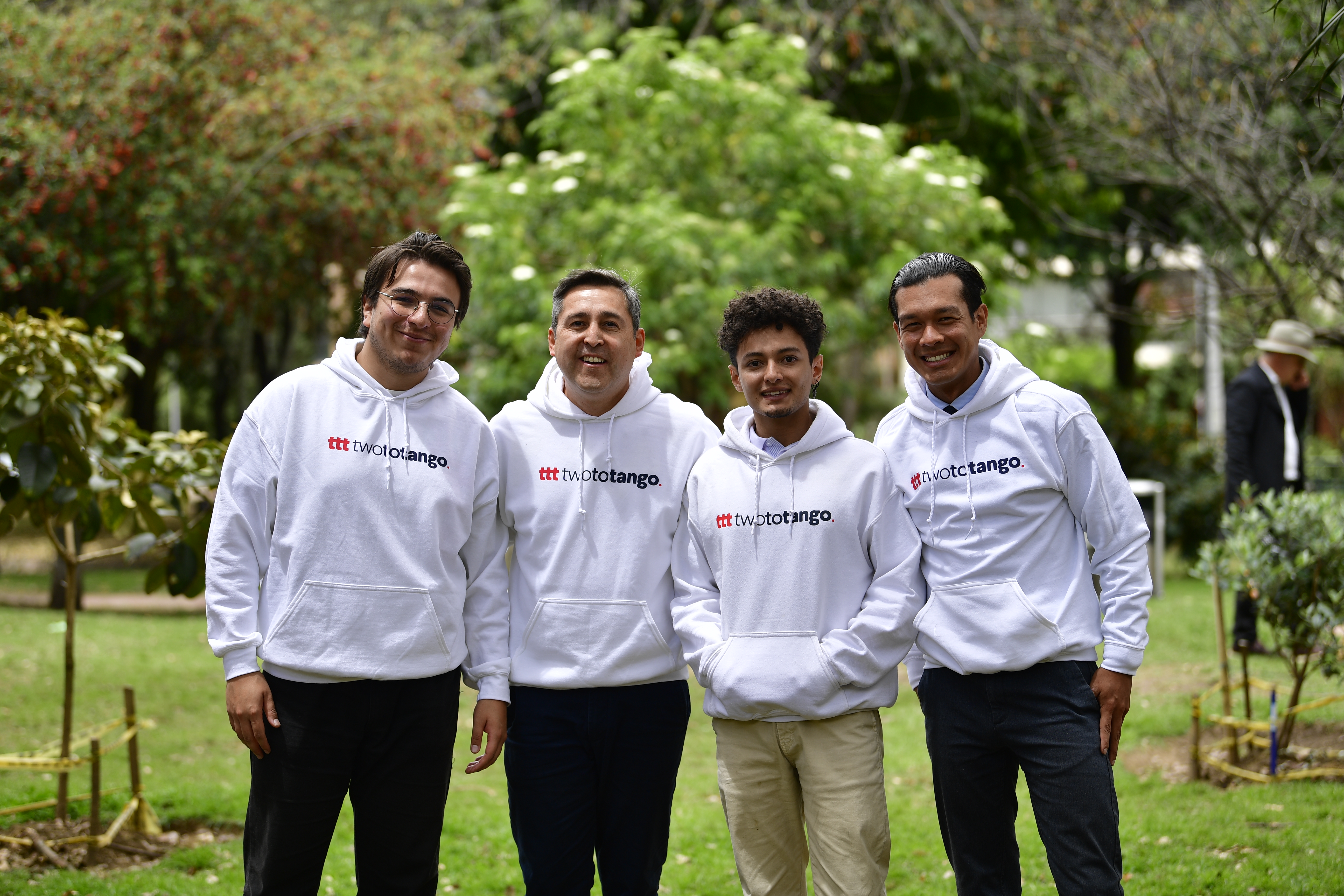 Andrés Rico-Grisales (segundo de izquierda a derecha) junto al equipo que lidera TTT.