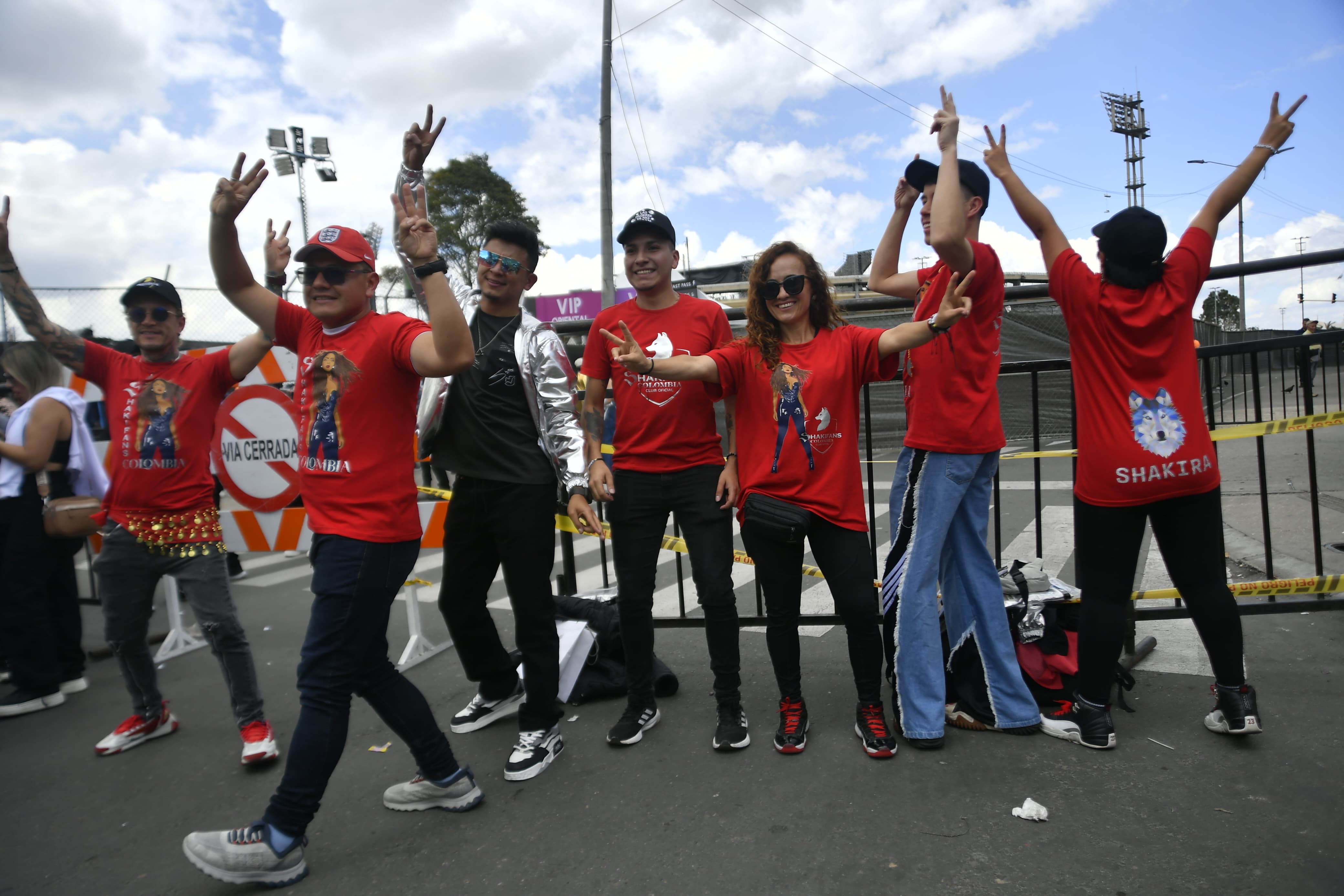 Centenares de personas madrugaron este miércoles a hacer fila para el primero de los dos conciertos de Shakira en el estadio El Campín de Bogotá.