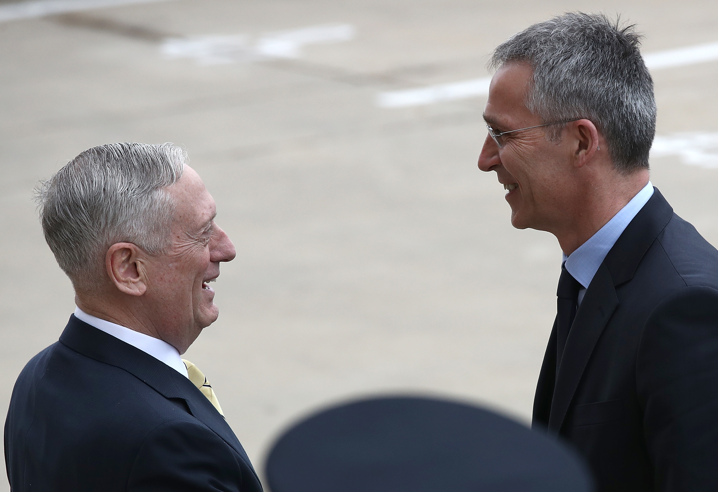 El secretario de Defensa de EE. UU., James Mattis, junto al secretario general de la Otan, Jens Stoltenberg, durante la visita de este último al Pentágono este martes. / AFP
