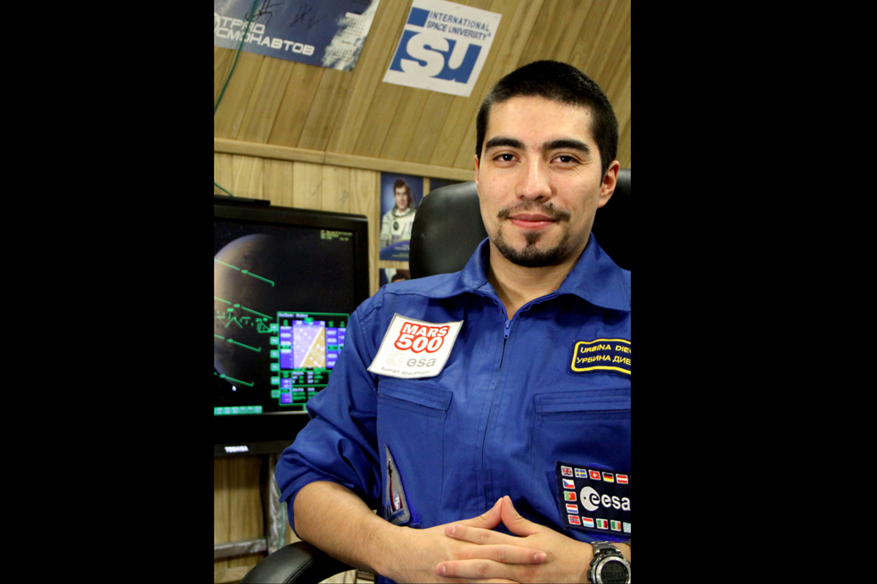 Diego Urbina, colombo italiano que simuló un viaje interplanetario Diego Urbina, ingeniero eléctrico y aeroespacial que vive en Italia.ArchivoUrbina participó en un experimento de la Agencia Espacial Europea en el que simuló, entre junio de 2010 y noviembre de 2011 un viaje a Marte en el marco del proyecto Mars 500. El científico colombo-italiano se aisló por 520 días en una base espacial ubicada a las afueras de Moscú (Rusia) con otras cinco personas de distintos países. Su habitación era una cabina en la estación de 180 metros cuadrados, no tenía ventanas, ni internet y solo se podía duchar cada 10 días. El objetivo de la investigación era estudiar cómo los humanos se podían adaptar psicológicamente a un aislamiento prolongado para realizar viajes en el espacio. En una entrevista con el diario El País, en la que aseguró que “para nosotros salir del módulo equivalía a acabar con la misión y morir en el espacio”, dio estos consejos para quienes ahora se enfrentan a una cuarentena: