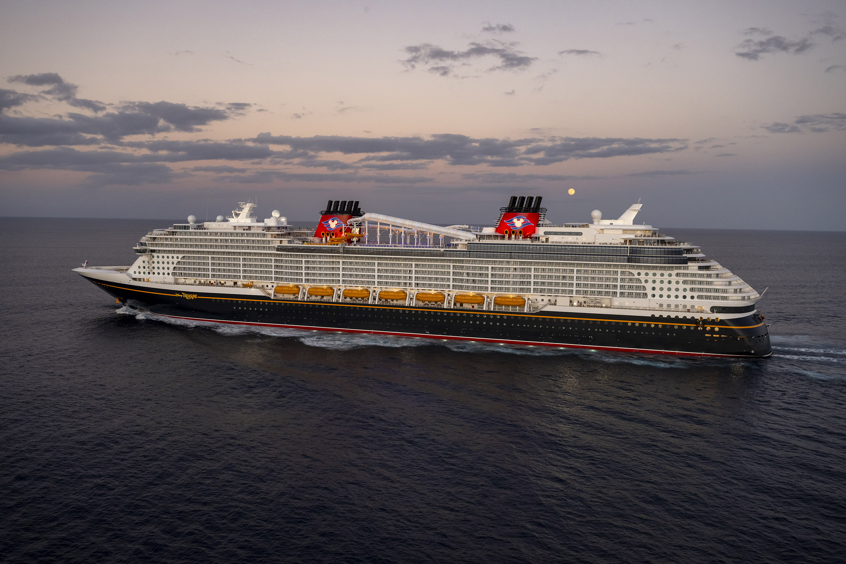 El Disney Treasure se embarcará en su viaje inaugural el 21 de diciembre de 2024, seguido de una temporada inaugural de itinerarios de siete noches al Caribe oriental y occidental desde Puerto Cañaveral, Florida.
