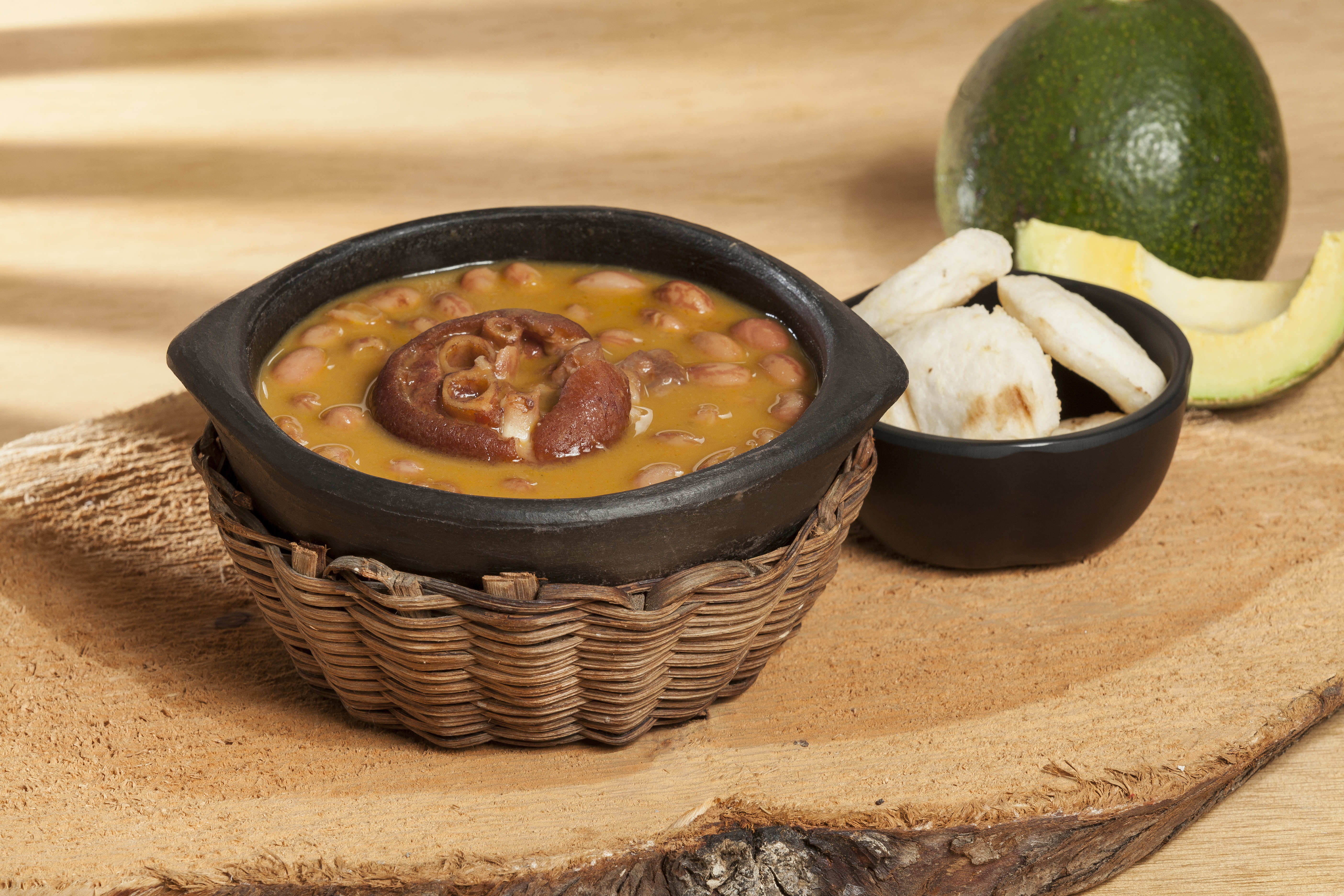Fríjoles con paticas de cerdo