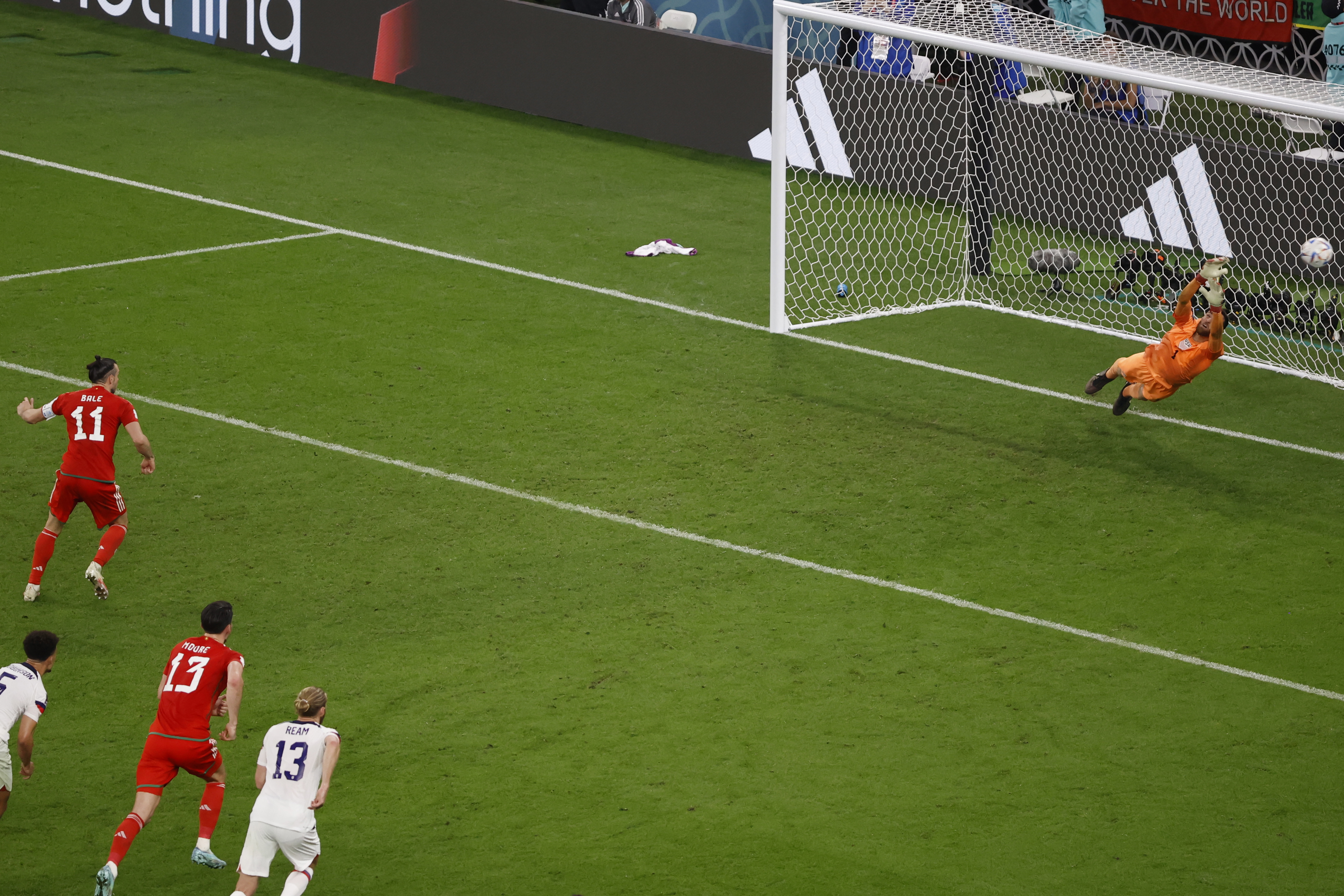 Doha (Qatar), 21/11/2022.- Gareth Bale of Wales scores the 1-1 from the penalty spot against Matt Turner of the US during the FIFA World Cup 2022 group B soccer match between the USA and Wales at Ahmad bin Ali Stadium in Doha, Qatar, 21 November 2022. (Mundial de Fútbol, Estados Unidos, Catar) EFE/EPA/Rolex dela Pena