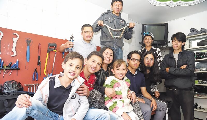 Los jóvenes del club atienden su propia bicicletería, de domingo a domingo. / Fotos: Margareth Sánchez - Secretaría de Cultura