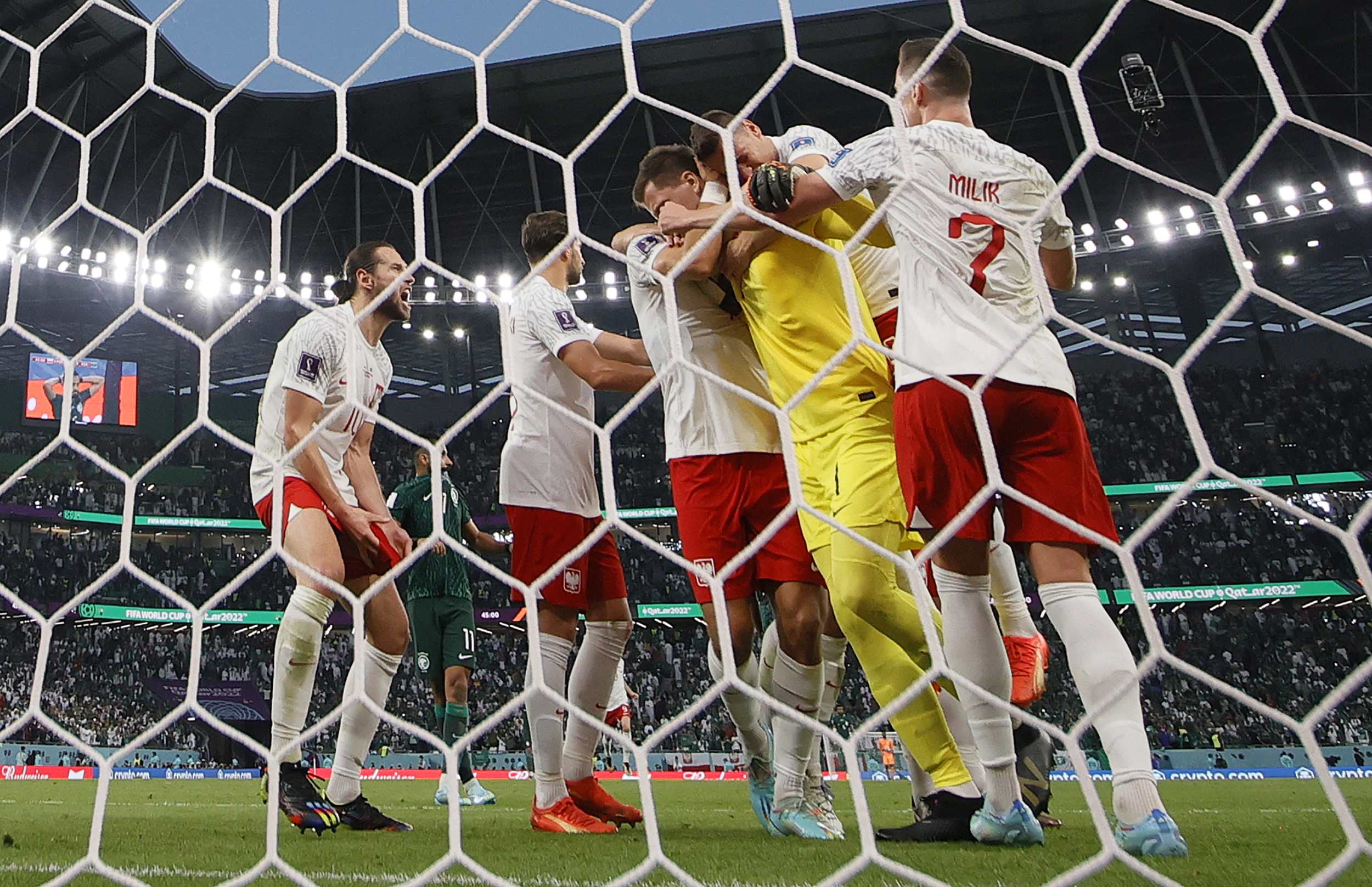 Doha (Qatar), 26/11/2022.- Goalkeeper Wojciech Szczesny of Poland celebrates with teammates after saving a penalty during the FIFA World Cup 2022 group C soccer match between Poland and Saudi Arabia at Education City Stadium in Doha, Qatar, 26 November 2022. (Mundial de Fútbol, Polonia, Arabia Saudita, Catar) EFE/EPA/Ronald Wittek
