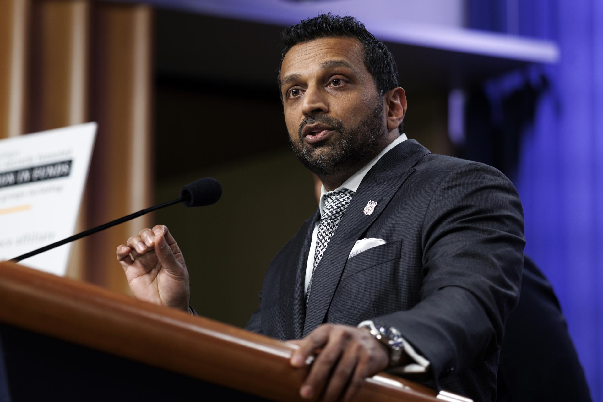 Director del FBI Kash Patel demanda a The Atlantic por acusaciones de consumo de alcohol