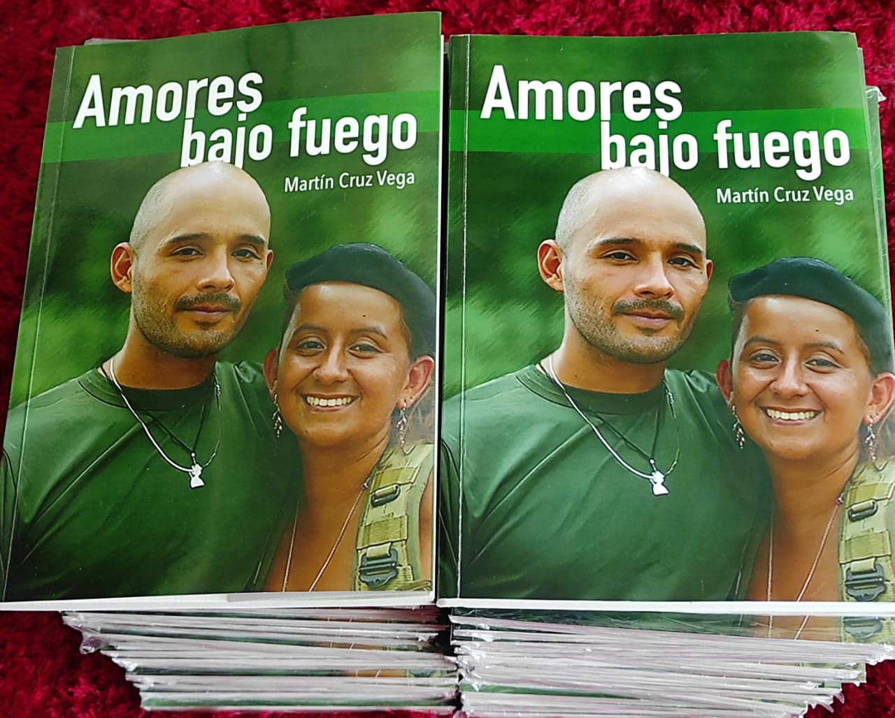 Portada del libro "Amores bajo fuego", con una foto de la reincorporada Yira Vélez.