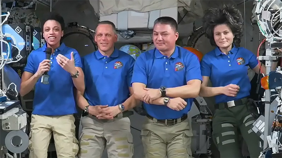 De izquierda a derecha, los astronautas Jessica Watkins, Bob Hines, Kjell Lindgren y Samantha Cristoforetti, quienes hacen parte de la misión Crew-4.