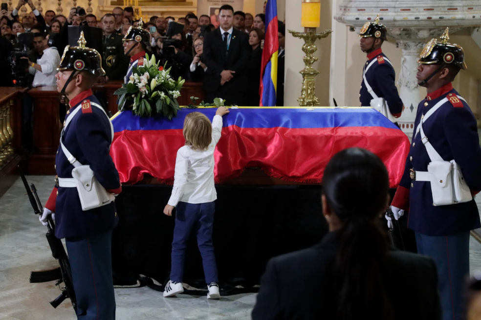 Alejandro Uribe Tarazona ante el féretro de su padre.