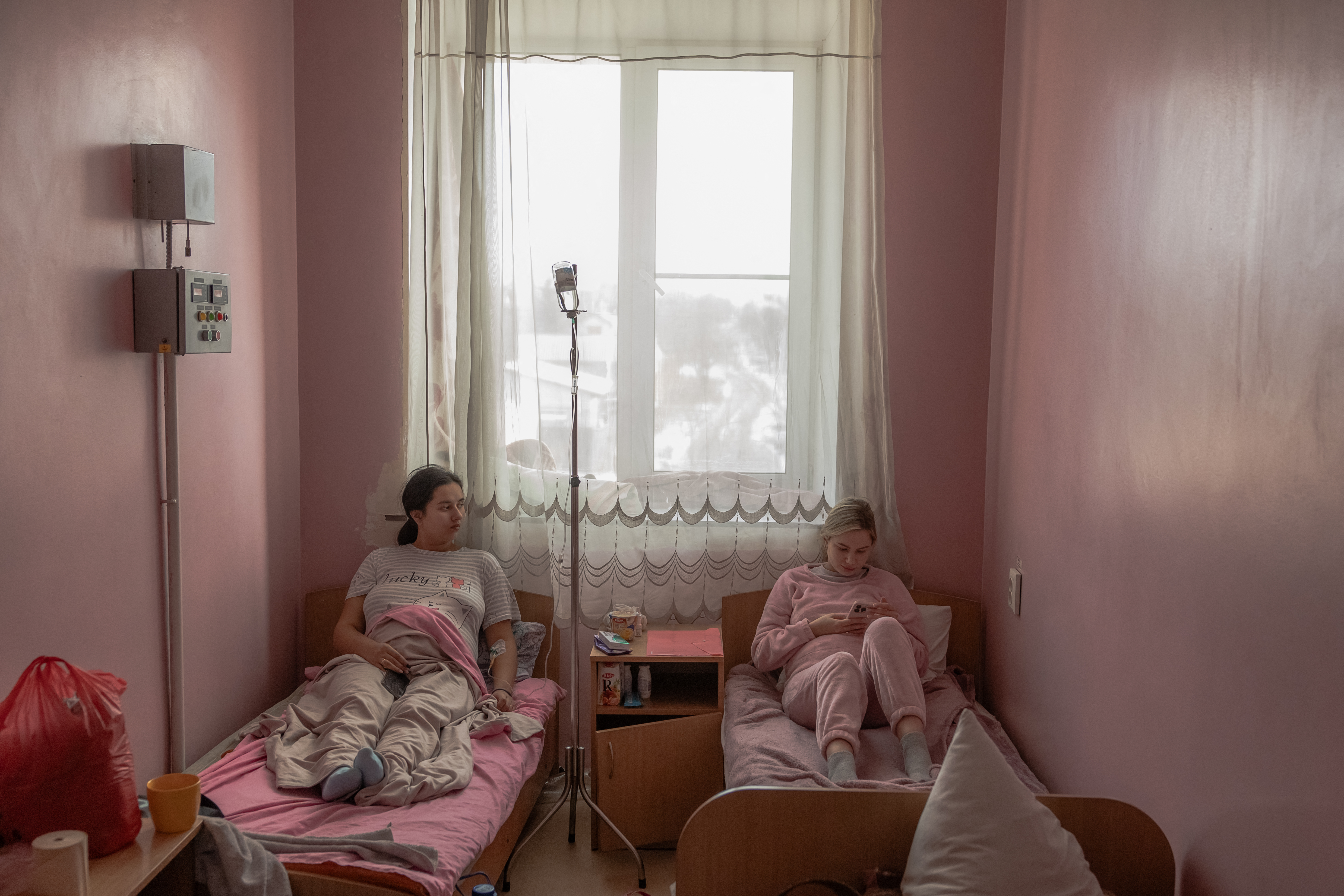 Las mujeres embarazadas Yana Lyakh, de 26 años (derecha) y Kateryna Brendyuchkova, de 20, yacían en camas en un hospital de maternidad en Pokrovsk, región de Donetsk, en medio de la invasión rusa de Ucrania.