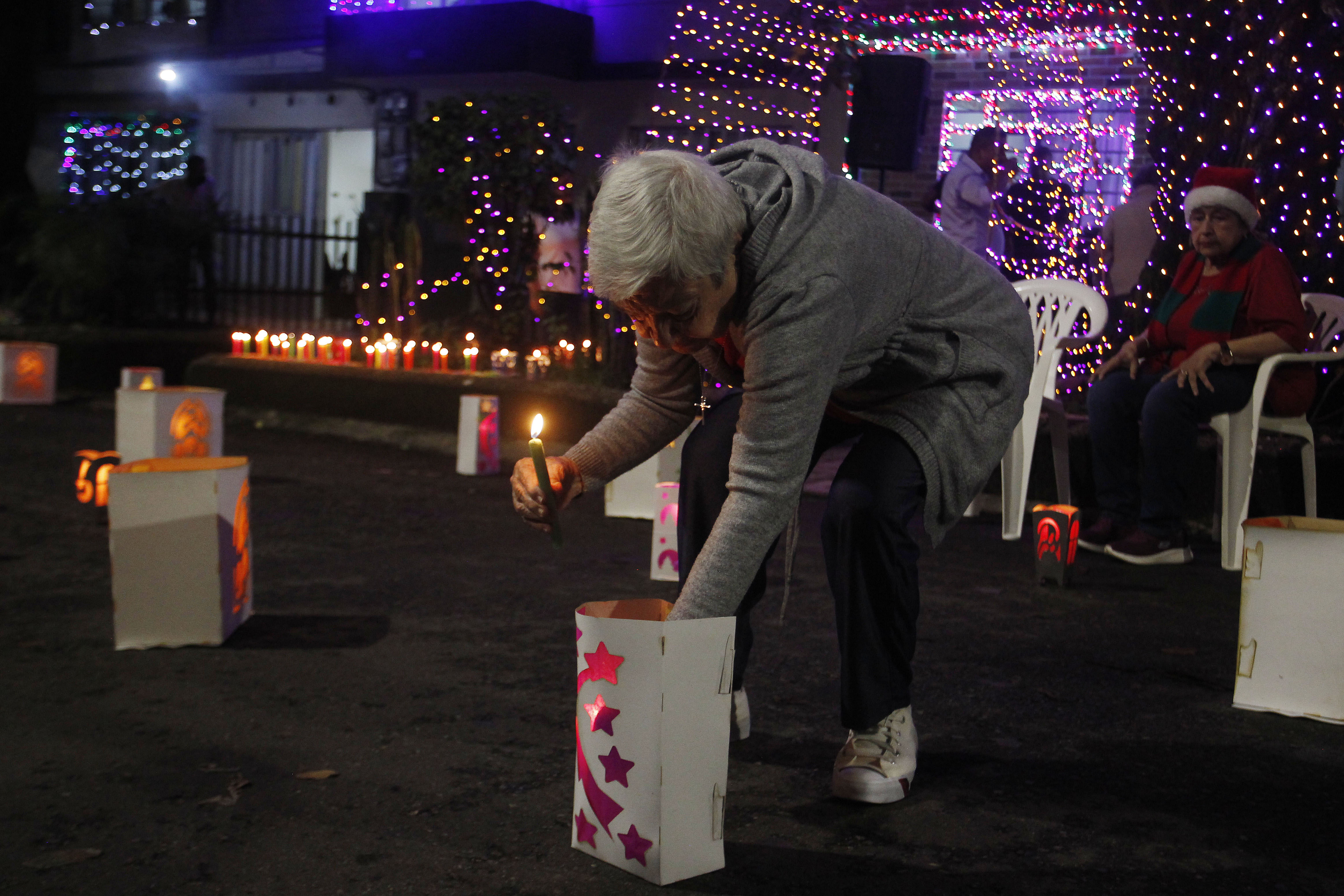 MED108 -MEDELLÍN(COLOMBIA), 07/12/2023.- Personas encienden velas durante la tradicional noche de las velitas hoy, en Medellín (Colombia). Esta costumbre colombiana celebra el día de la Inmaculada Concepción y marca el inicio de las conmemoraciones navideñas. EFE/Luis Eduardo Noriega Arboleda