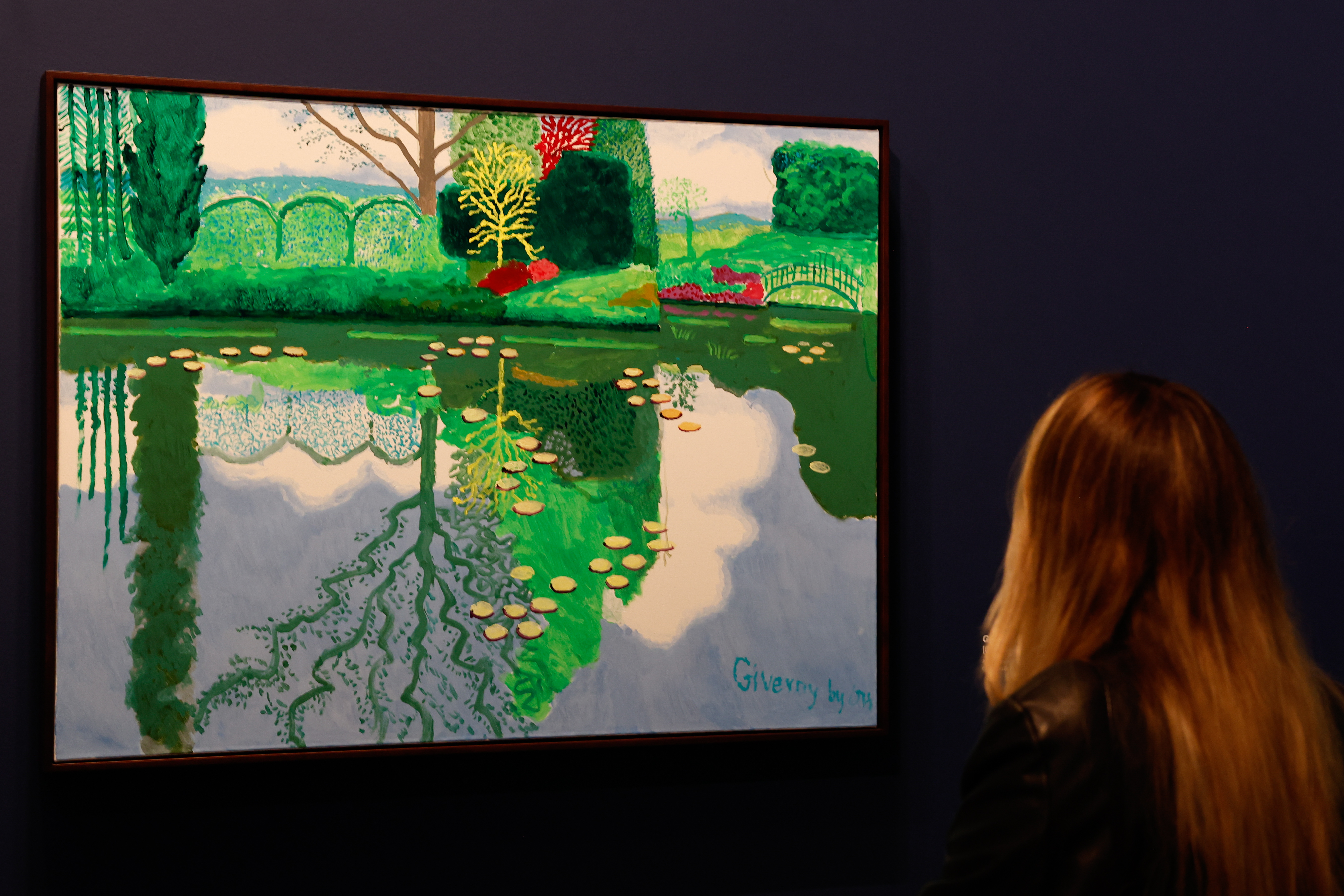 PARIS (France), 08/04/2025.- A visitor looks at an artwork 'Giverny by DH, 2023' by English artist David Hockney on display at the 'David Hockney 25' exhibition at Fondation Louis Vuitton in Paris, France, 08 April 2025. The exhibition runs from 09 April until 31 August 2025. (Francia) EFE/EPA/MOHAMMED BADRA