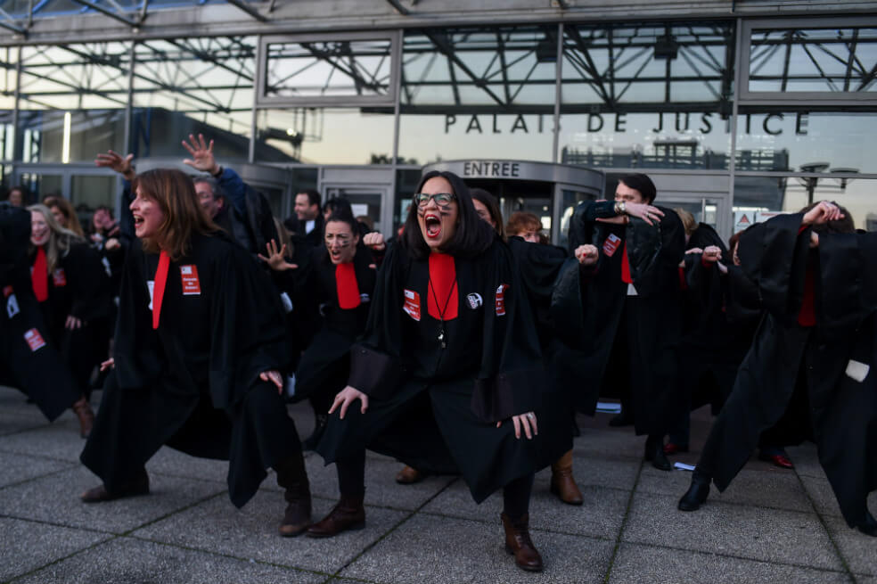 ¡Las togas al suelo! Abogados protestan contra recorte de pensiones en Francia