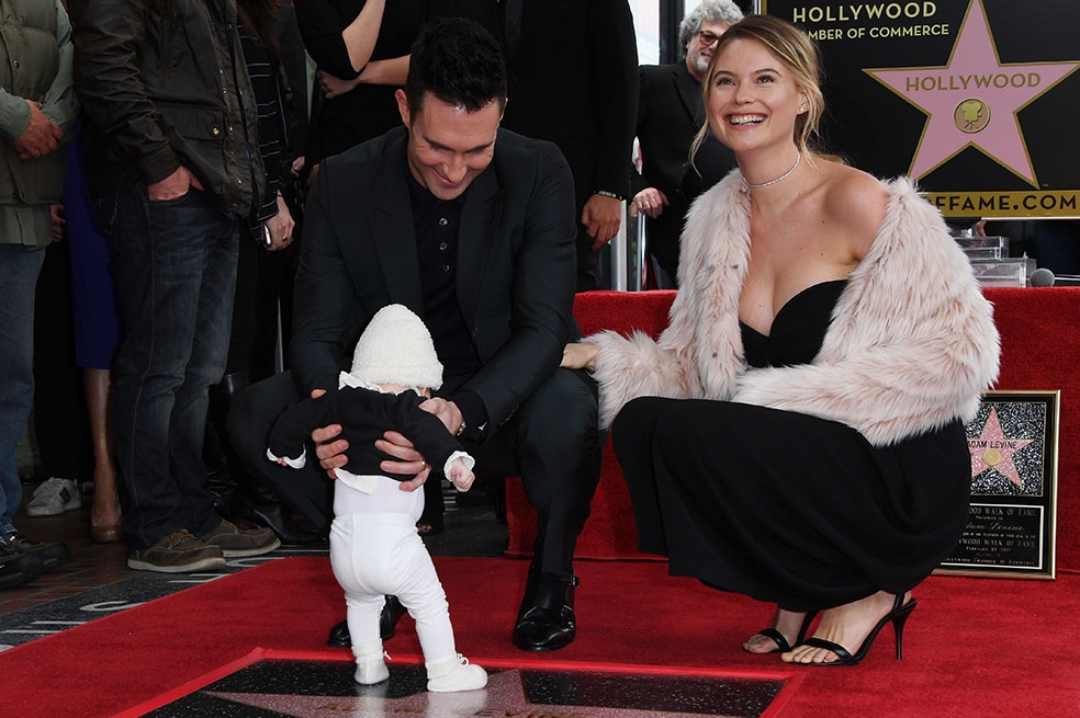 Adam Levine, cantante de Maroon 5, presenta a su hija Dusty Rose