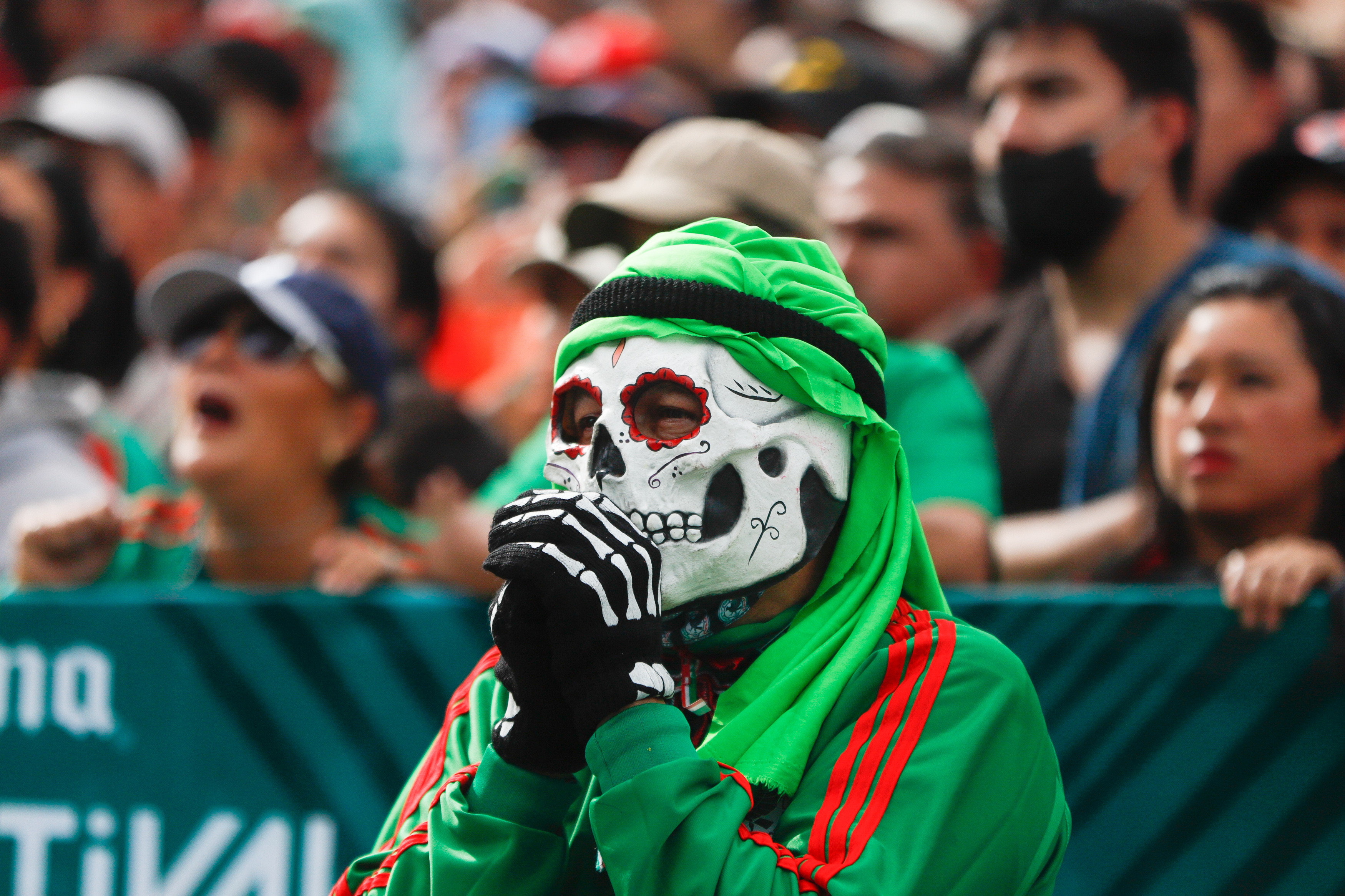 -FOTODELDÍA- MEX1573. CIUDAD DE MEXICO (MÉXICO), 30/11/2022.- Un aficionado con mascara de calavera observa en pantalla gigante el partido del Mundial entre la selección mexicana y la de Arabia Saudita hoy, en la explanada del Monumento a la Revolución de Ciudad de México (México). A pesar de la inminente eliminación de la selección mexicana en el Mundial Qatar 2022, los hinchas mexicanos que asistieron este miércoles al festival oficial de la justa en Ciudad de México para presenciar la victoria del Tri por 1-2 ante Arabia Saudita, nunca pararon de apoyar. EFE/Isaac Esquivel