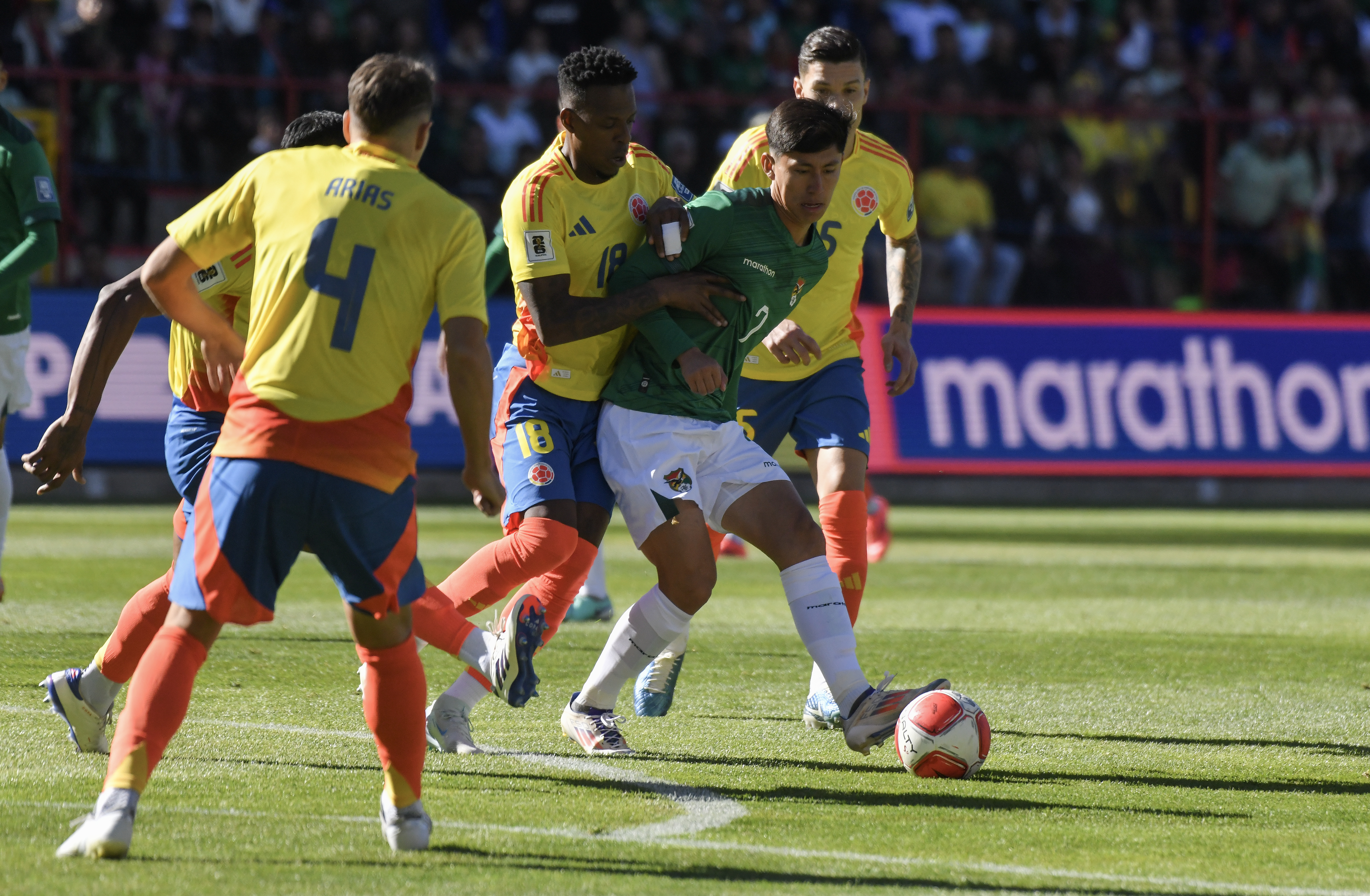 AMDEP8492. EL ALTO (BOLIVIA), 10/10/2024.- Miguel Terceros (d) de Bolivia disputa el balón con Cristian Alexis Borja (c) de Colombia este jueves, en un partido de las eliminatorias sudamericanas para el Mundial de 2026 entre Bolivia y Colombia en el estadio Municipal en El Alto (Bolivia). EFE/ Jorge Abrego