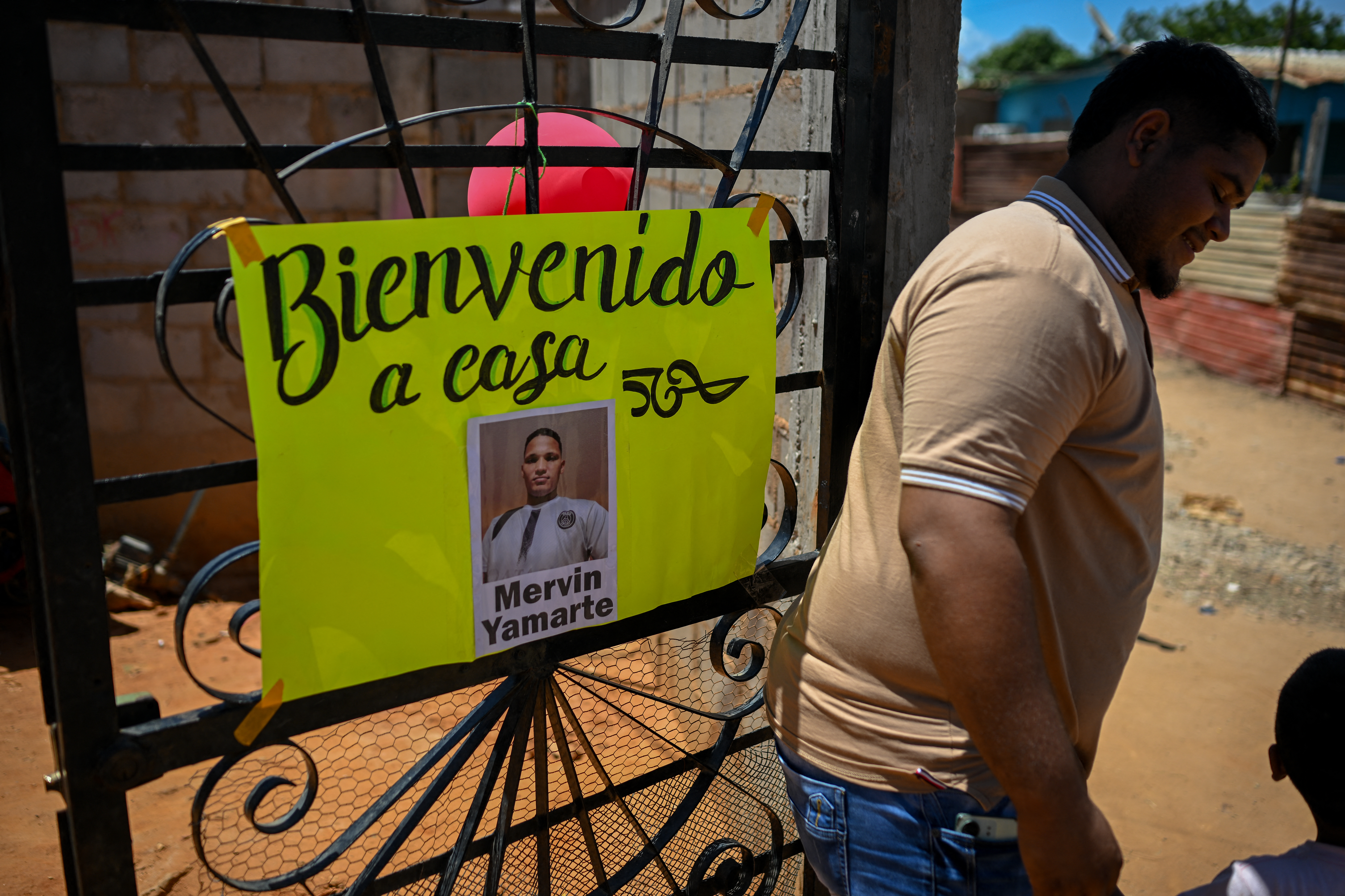 Así fue el encuentro de un venezolano y su madre tras salir de la cárcel de Bukele