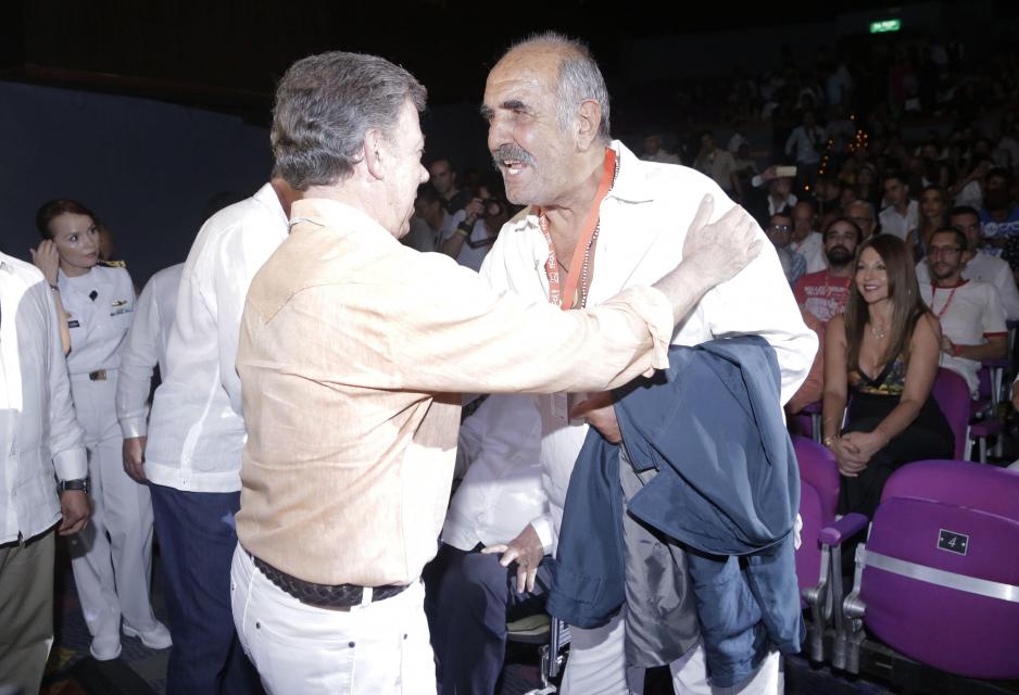 Salvo Basile junto al expresidente Juan Manuel Santos.