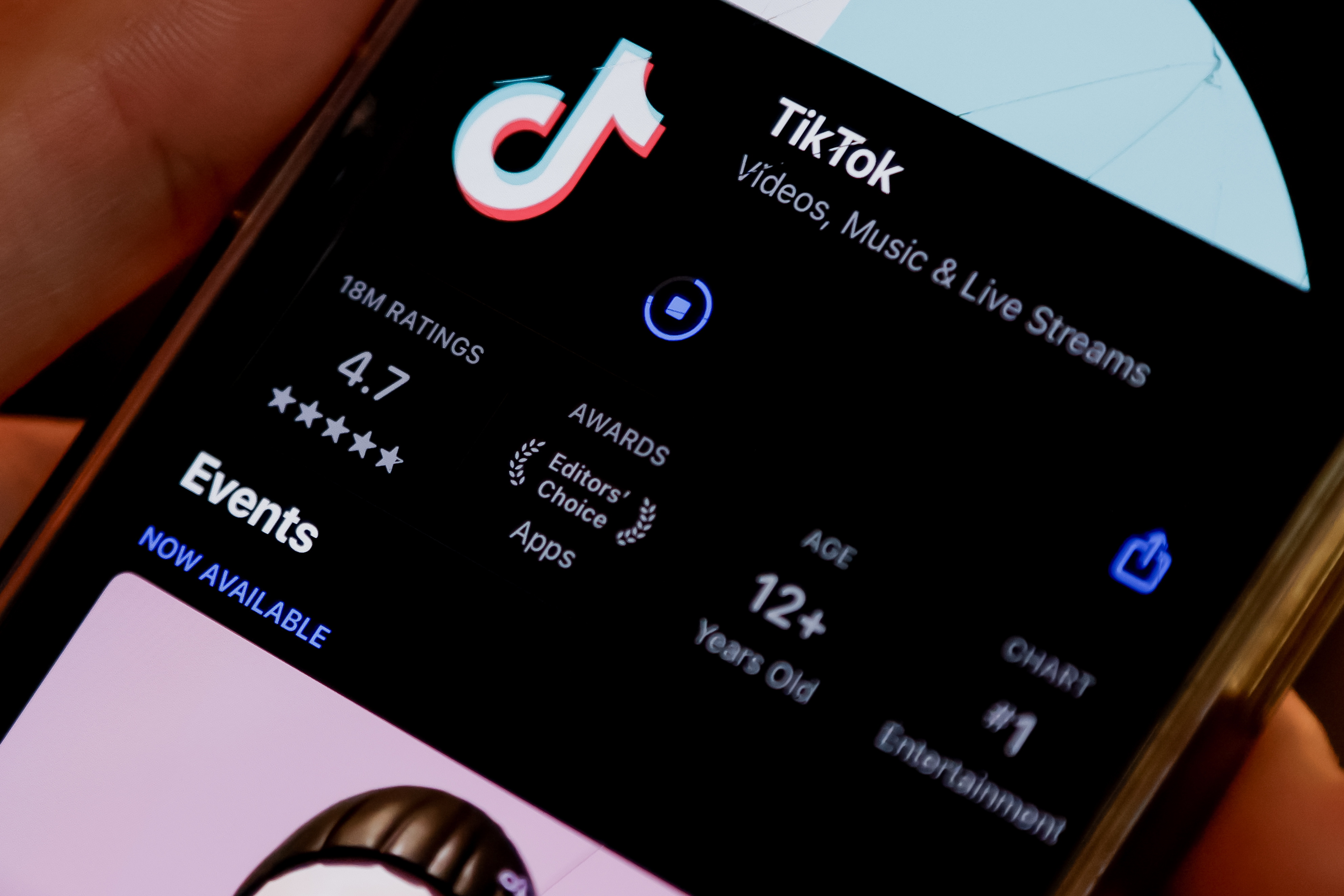 Avondale Estates (United States), 17/01/2025.- An iPhone user with the TikTok app in the Apple App Store, in Avondale Estates, Georgia, USA, 17 January 2025. The US Supreme Court has backed a law banning the Chinese-owned TikTok app in the United States unless it is sold to a US-based company 19 January 2025. (Estados Unidos) EFE/EPA/ERIK S. LESSER