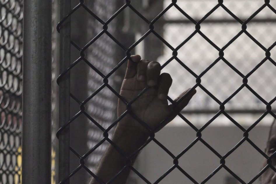 Hombre es liberado tras pasar 30 años en el corredor de la muerte