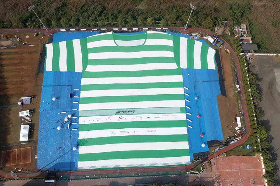 Con 20 mil botellas hicieron la camiseta más grande del mundo