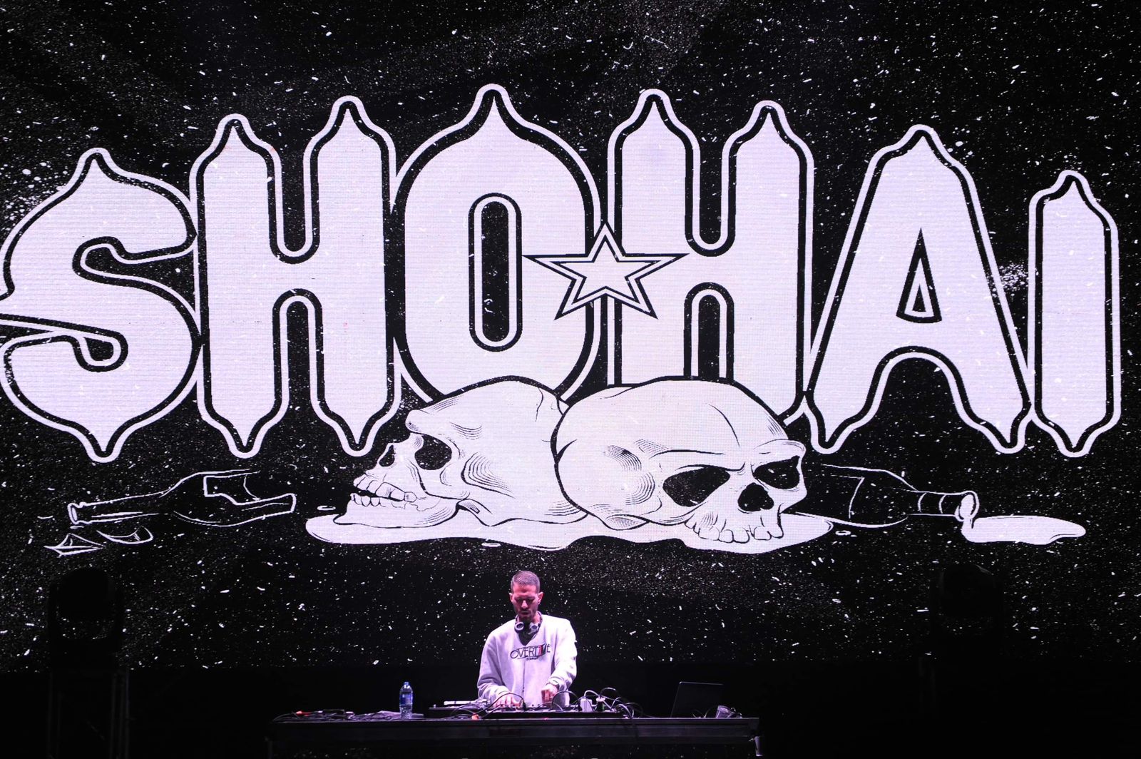 Sho Hai, respaldado por un grupo de lujo, recordó la primera vez que Los Violadores del Verso salieron de España y aterrizaron en la capital de Colombia para el Hip Hop al Parque 2001. “Hermanos y hermanas, 22 años más tarde, sigo con la misma ilusión”, aseguró. Brindó temas de su álbum ‘Polvo’, pero también de su paso por el legendario grupo español. Fue una exhibición del dominio de la palabra.