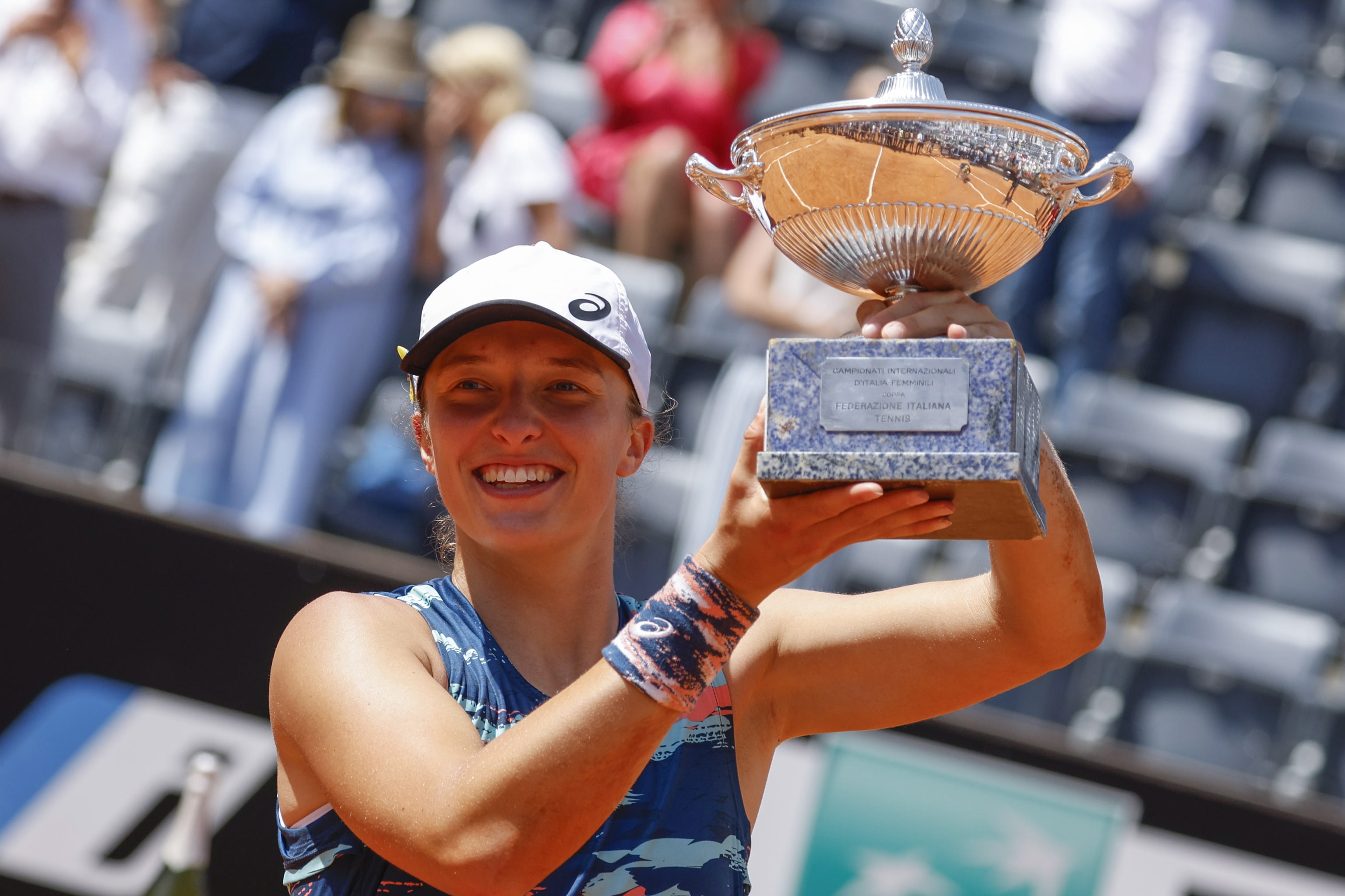 Rome (Italy), 15/05/2022.- Iga Swiatek of Poland poses with the trophy after winning her women's singles final match against Ons Jabeur of Tunisia at the Italian Open tennis tournament in Rome, Italy, 15 May 2022. (Tenis, Italia, Polonia, Túnez, Roma, Túnez) EFE/EPA/FABIO FRUSTACI