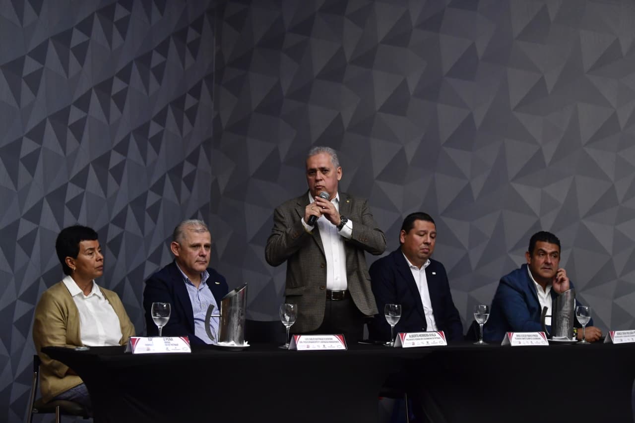 La mesa principal del evento contó con la participación de Jorge Eliécer Franco Pineda, tesorero del Comité Olímpico Colombiano; Alberto Herrera Ayala, presidente de la Federación Colombiana de Patinaje; Luis Carlos Buitrago, director de Posicionamiento y Liderazgo Deportivo del Ministerio del Deporte; Edith Ortiz, secretaria general de Fedepatín, y Jorge Roldán, vicepresidente de Fedepatín.